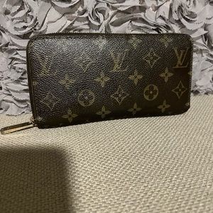 Authentic Louis Vuitton Zippy Wallet